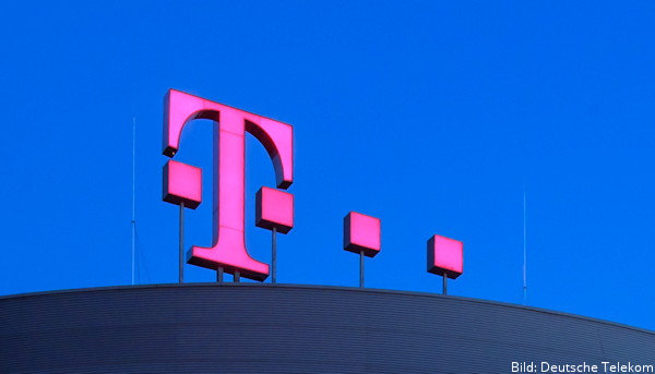 Deutsche Telekom Logo auf dem Dach der Zentrale in Bonn