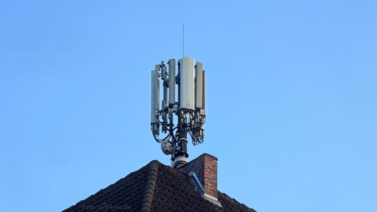 Mobilfunkantenne auf einem Dach
