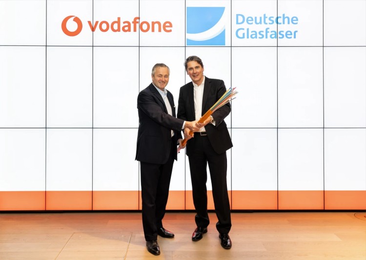 Vodafone Deutschland Chef Hannes Ametsreiter und Uwe Nickl, CEO von Deutsche Glasfaser, kooperieren beim Glasfaserausbau für Privatkunden