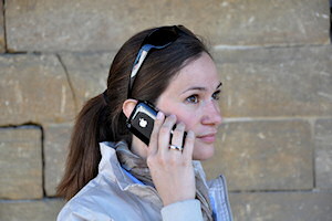 Junge Frau telefoniert mit iPhone