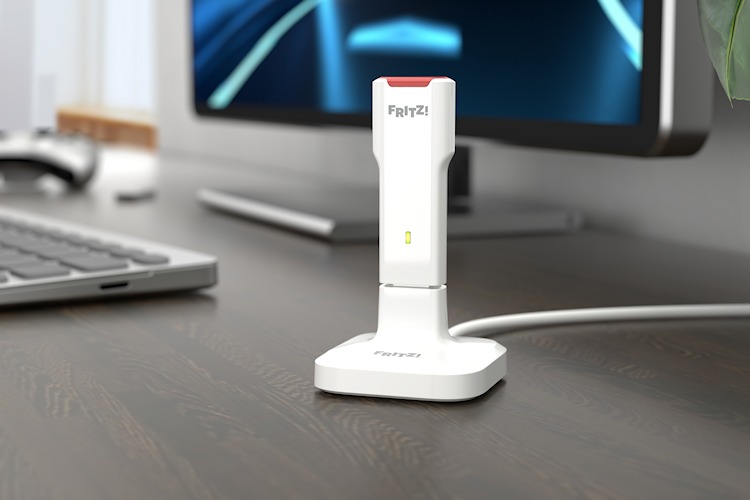 FRITZ!WLAN Stick 6700 mit Wi-Fi 7 (Bild: FRITZ!) FRITZ!WLAN Stick 6700 mit Wi-Fi 7 in einem USB-Standfuß