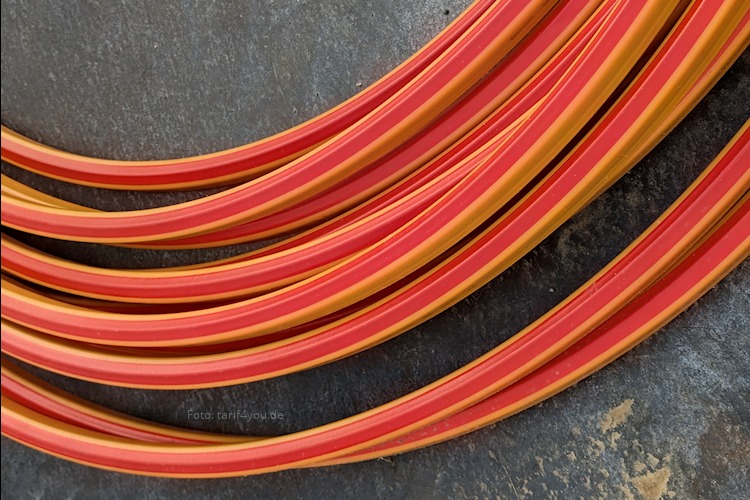 Telekom Glasfaserausbau: 273.000 Homes Passed im Juli (Foto: tarif4you.de) Glasfaser-Kabel auf einer Baustelle
