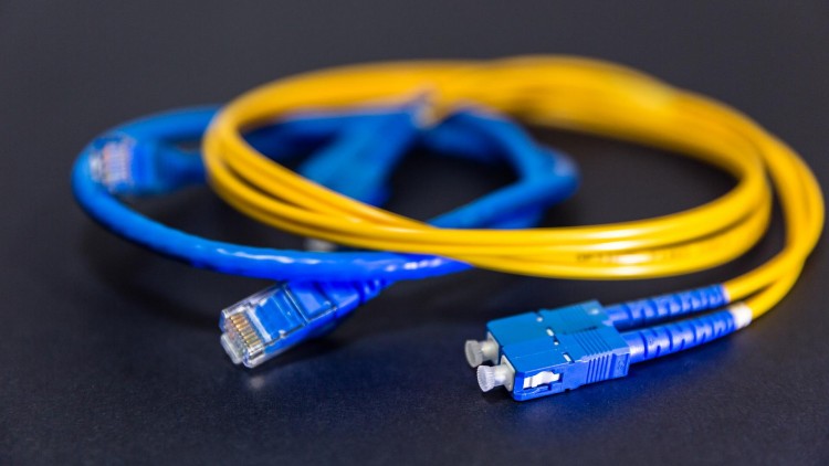 Glasfaser Anschluss Kabel an das Netzwerk