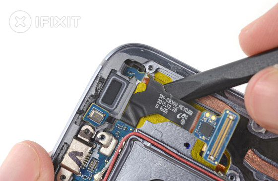Samsung Galaxy S7 auseinandergebaut: Sandwiched Cables rund um Display