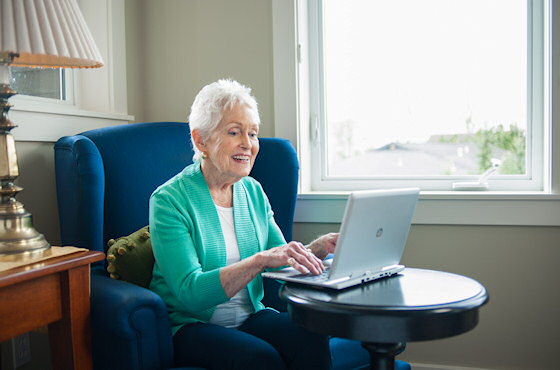 Immer mehr Senioren telefonieren über das Internet