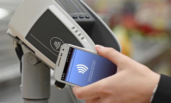 Bezahlen mit NFC-Smartphone am Zahlungsterminal