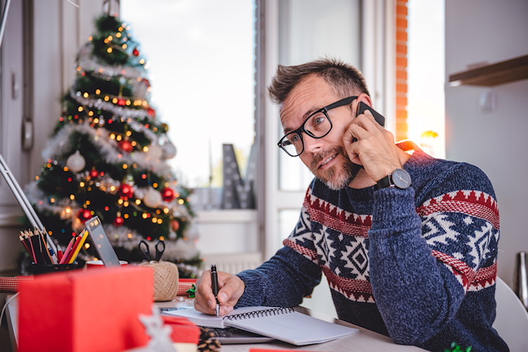 Viele Berufstätige sind trotz Urlaub zwischen den Jahren per Kurznachricht, E-Mail oder Telefon erreichbar