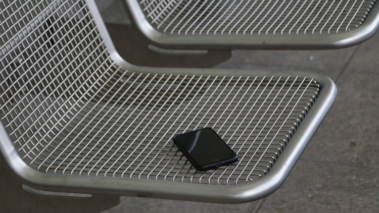 Smartphone auf einer Sitzbank