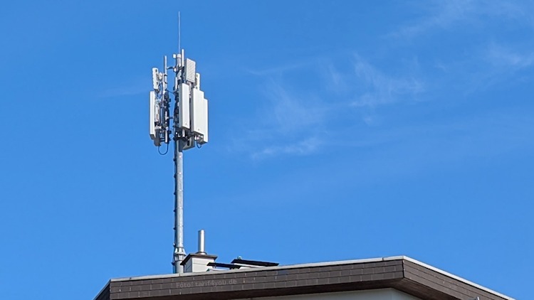 Mobilfunkantenne auf einem Hausdach