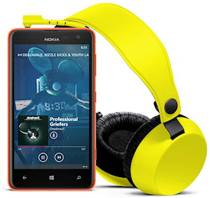 Nokia Lumia mit BOOM Kopfhörern