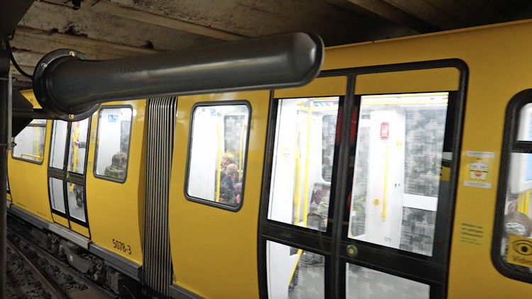 O2 Telefónica hat zahlreiche Antennen in den Tunneln verbaut, die eigens für die Berliner U-Bahn gefertigt wurden (Bild: O2 Telefónica) Antenne im Tunnel der Berliner U-Bahn