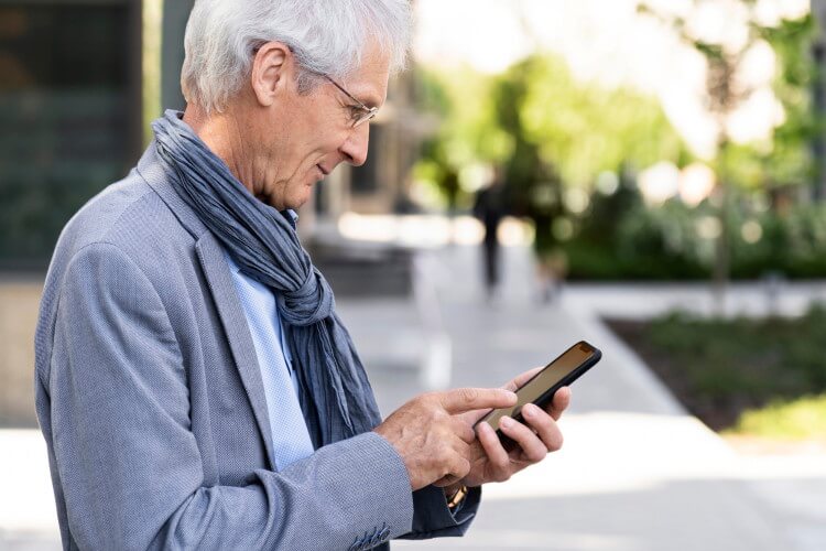 Drei Viertel der über 65-Jährigen nutzen ein Smartphone oder Handy