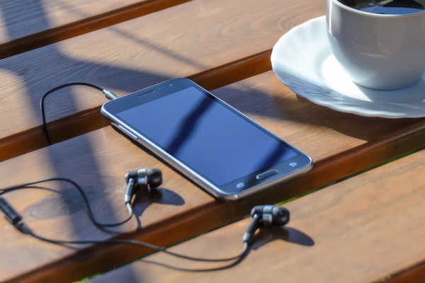 Smartphone auf dem Tisch in einem Café