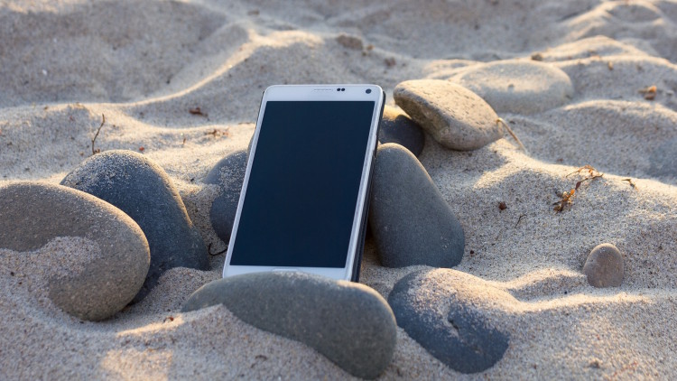 Smartphone im Sand