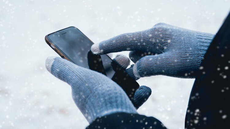 Smartphone-Nutzung im Winter