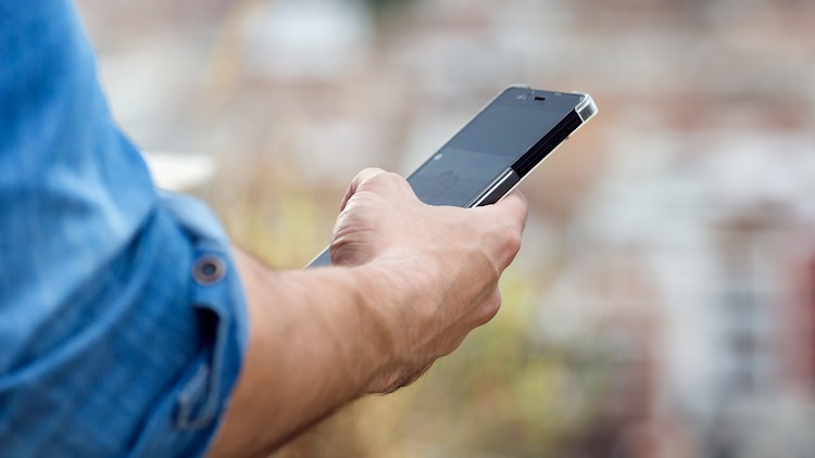 Revolut startet ein eigenes Mobilfunkangebot Smartphone in der Hand