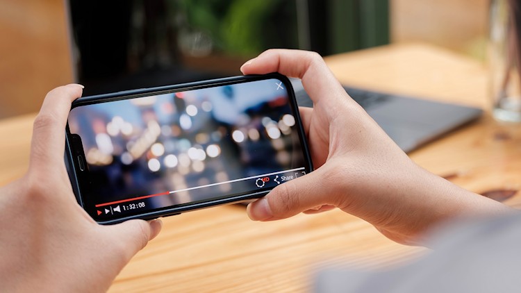 Telekommunikation in der finanziellen Bildung Video auf einem Smartphone ansehen