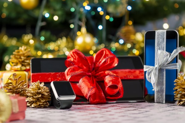 Tablet, Smartphone und Smartwatch zu Weihnachten