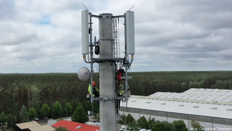 Mehr Bandbreite für 5G: 3.000 Antennen funken auf 700 MHz (Bild: Deutsche Telekom) Mehr Bandbreite für 5G: 3.000 Antennen funken auf 700 MHz