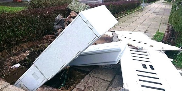 Orkan Friedrike hat in Bochum einen Straßenverteiler aus dem Boden gerissen