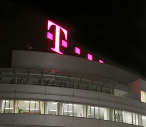 Telekom-Zentrale bei Nacht