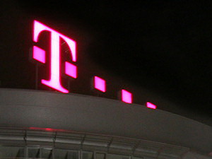 Telekom Logo bei Nacht