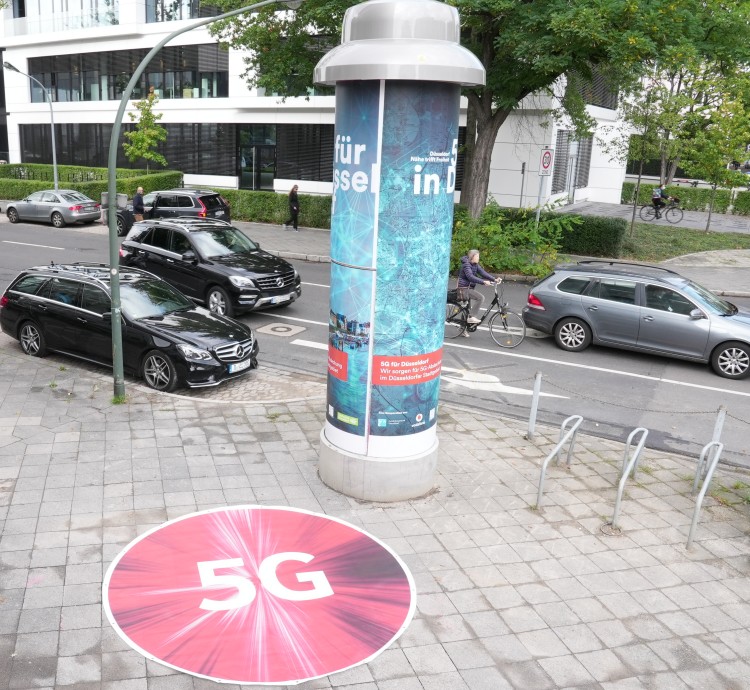 Deutschlands erste 5G-Litfaßsäule funkt in Düsseldorf