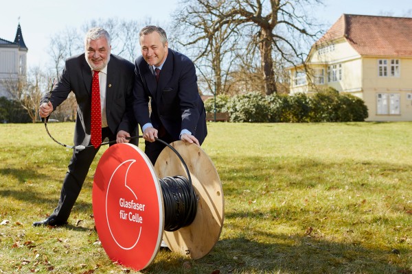 Celler Landrat Klaus Wiswe und Vodafone Deutschland Chef Hannes Ametsreiter bringen Highspeed-Glasfaser in den Landkreis Celle