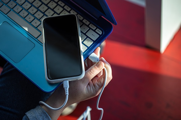 Smartphone ist verbunden mit Laptop via USB-Kabel